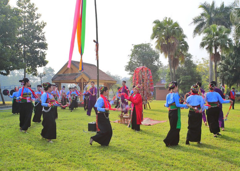 Phong tục "dựng cây Nêu ngày Tết" tại "Ngôi nhà chung". Ảnh: Làng Văn hóa- Du lịch các dân tộc Việt Nam