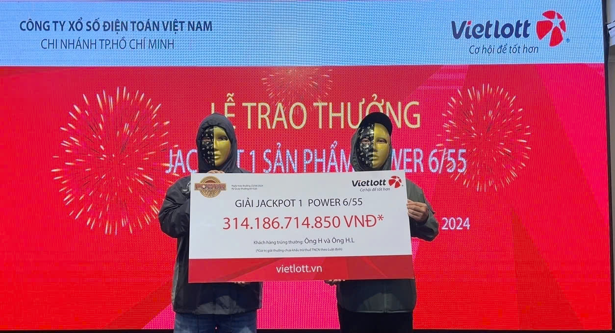 Anh H. và anh H.L. – 2 người chơi đến từ Tp. Hồ Chí Minh cùng nhận giải Jackpot 1 sản phẩm xổ số tự chọn Power 6/55 kỳ QSMT 01020 với tổng giá trị giải thưởng hơn 314 tỷ đồng. Ảnh: Vietlott