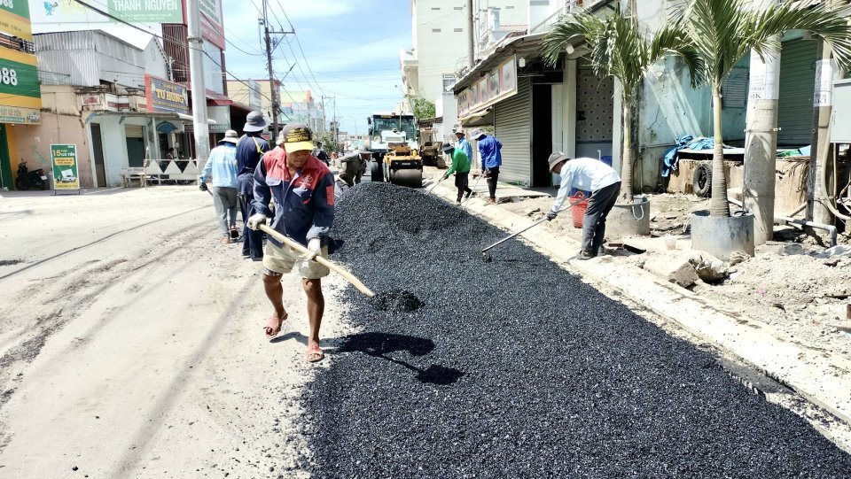 Đầu tư hạ tầng giao thông ở huyện Đông Hải. Ảnh: T.A