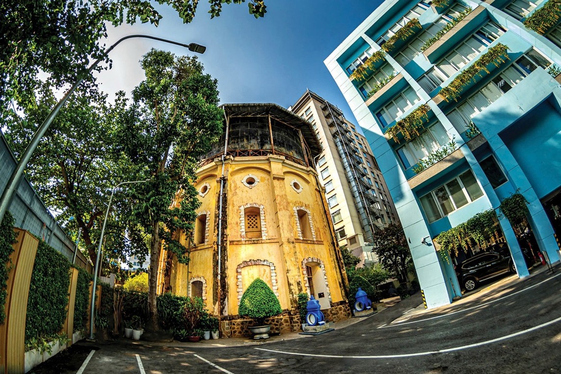 Tháp nước Ancien Châuteau d’eau tại Sài Gòn - Gia Định (1879-1921) vẫn hiện diện nguyên vẹn trong khuôn viên Tổng Công ty Cấp nước Sài Gòn (SAWACO).