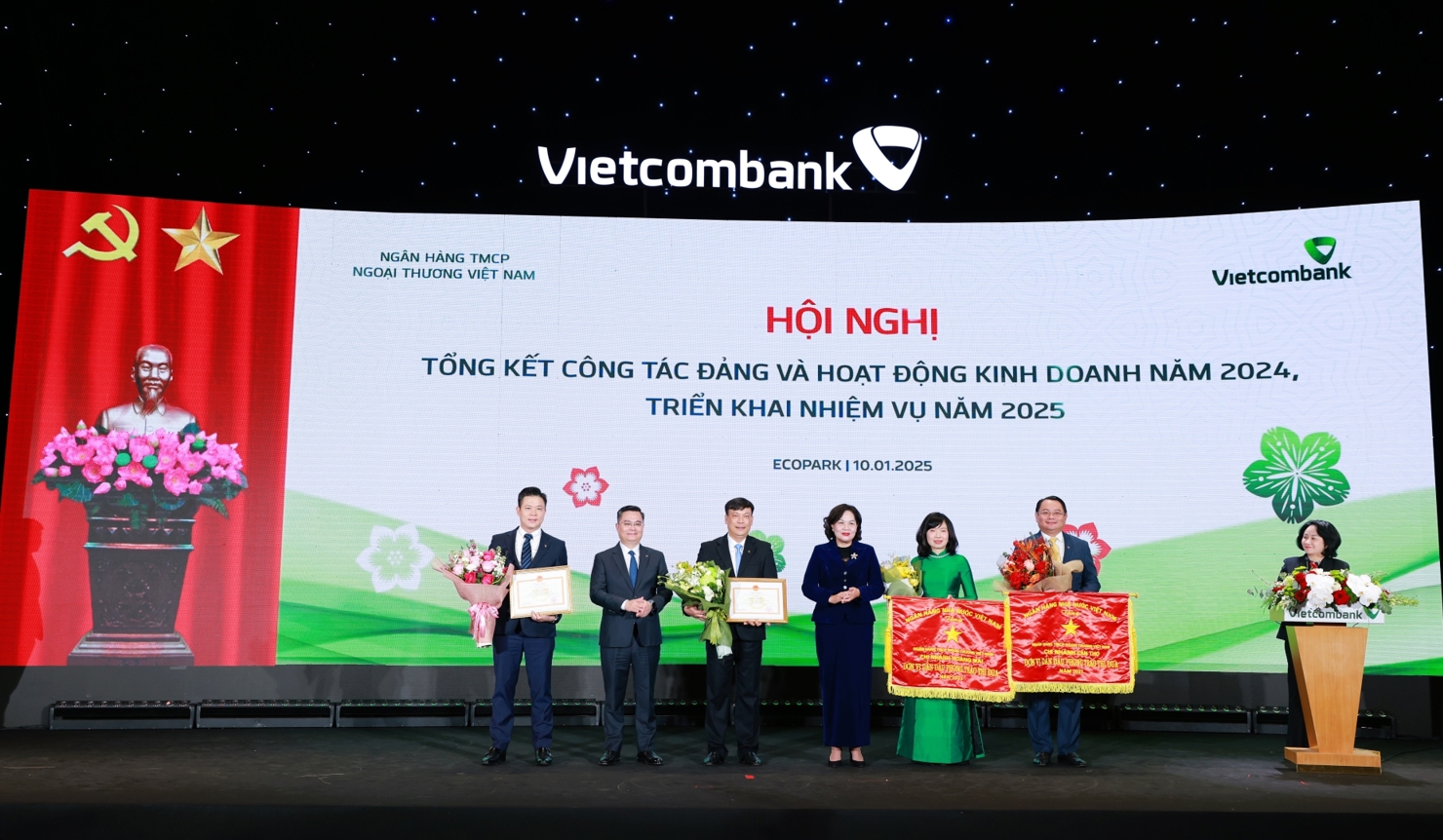 Bà Nguyễn Thị Hồng - Thống đốc Ngân hàng Nhà nước Việt Nam (thứ 4 từ trái sang) trao cờ Thi đua của Ngân hàng Nhà nước và Bằng khen Thống đốc cho 04 đơn vị của Vietcombank.