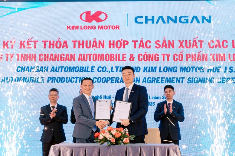 Đại diện Công ty TNHH Changan Automobile và Công ty Cổ phần Kim Long Motor Huế ký kết thỏa thuận hợp tác sản xuất các loại xe.