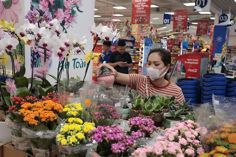 Người dân mua sắm tại Siêu thị Co.opmart Cao Lãnh. Ảnh: Y Du