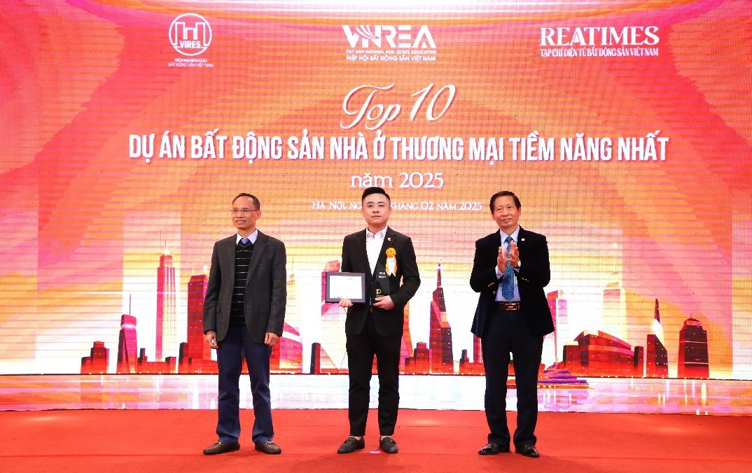 Đại diện chủ đầu tư nhận giải thưởng “Top 10 Dự án bất động sản nhà ở thương mại tiềm năng nhất năm 2025” cho tổ hợp căn hộ cao cấp Newtown Diamond. Ảnh: BRG