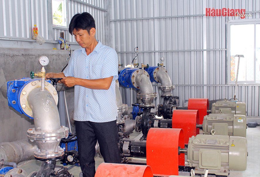 Ông Huỳnh Quốc Trung, Trưởng trạm Cấp nước tập trung Đông Thạnh kiểm tra tình trạng vận hành máy ở trạm cấp nước. Ảnh: T. Xoàn