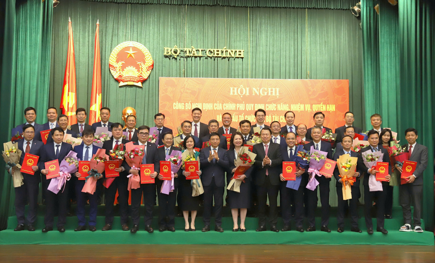 Bộ trưởng Nguyễn Văn Thắng và Thứ trưởng Nguyễn Đức Chi trao quyết định và tặng hoa chúc mừng thủ trưởng các đơn vị thuộc Bộ, trong đó có Tổng Biên tập Phạm Thu Phong (hàng đầu, thứ ba từ phải sang).