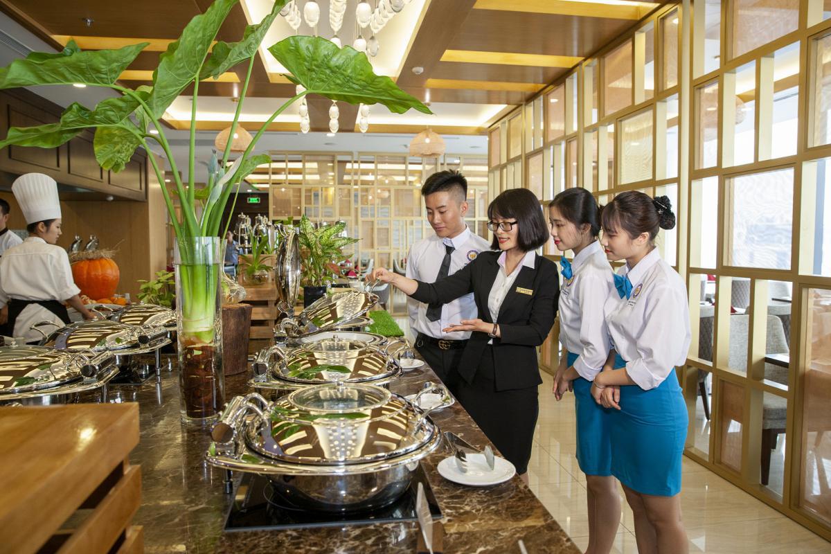 Ngành F&B đang đối mặt với một thị trường khó khăn khi người tiêu dùng đang thắt chặt chi tiêu.