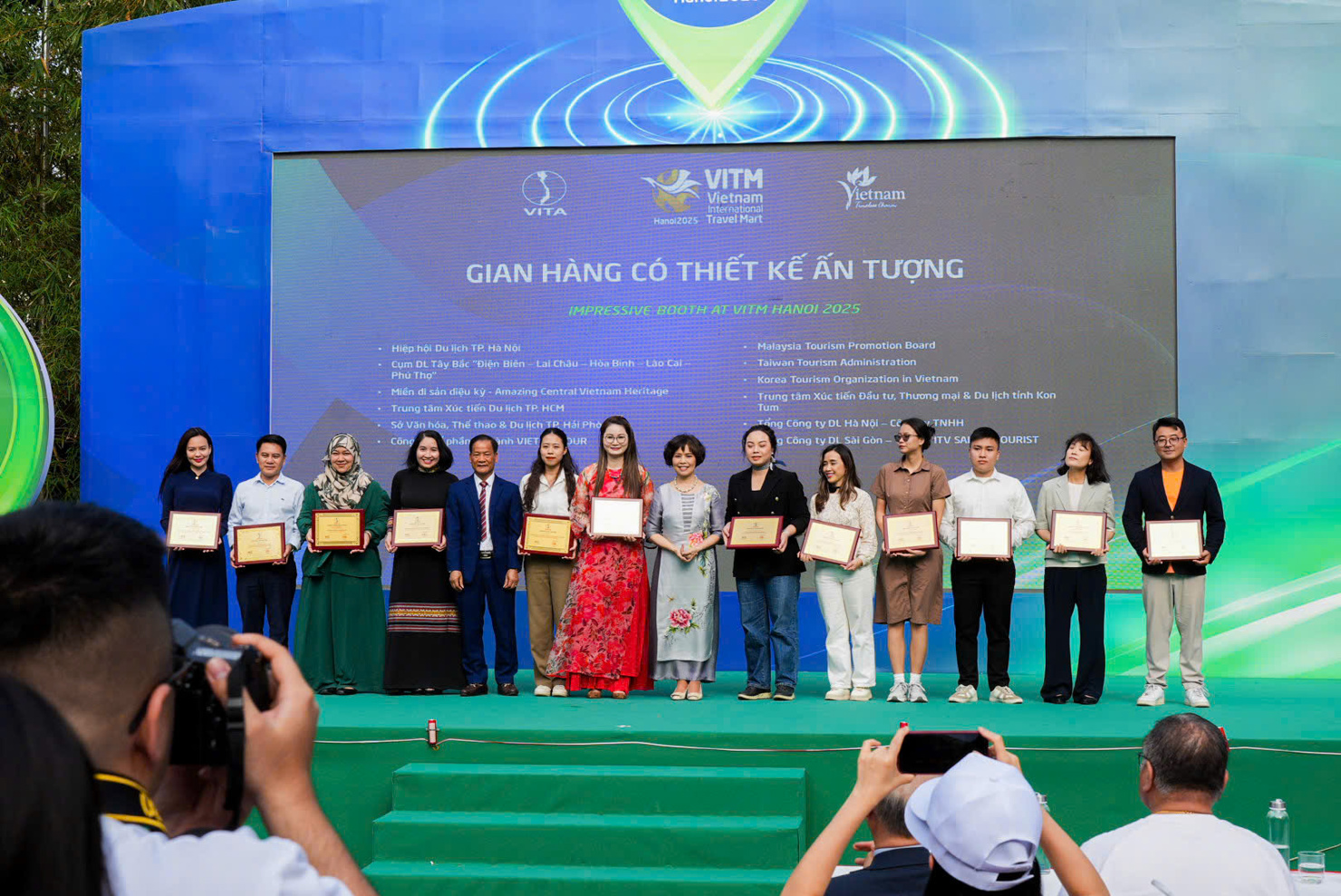 Ban Tổ chức trao giải cho các gian hàng.