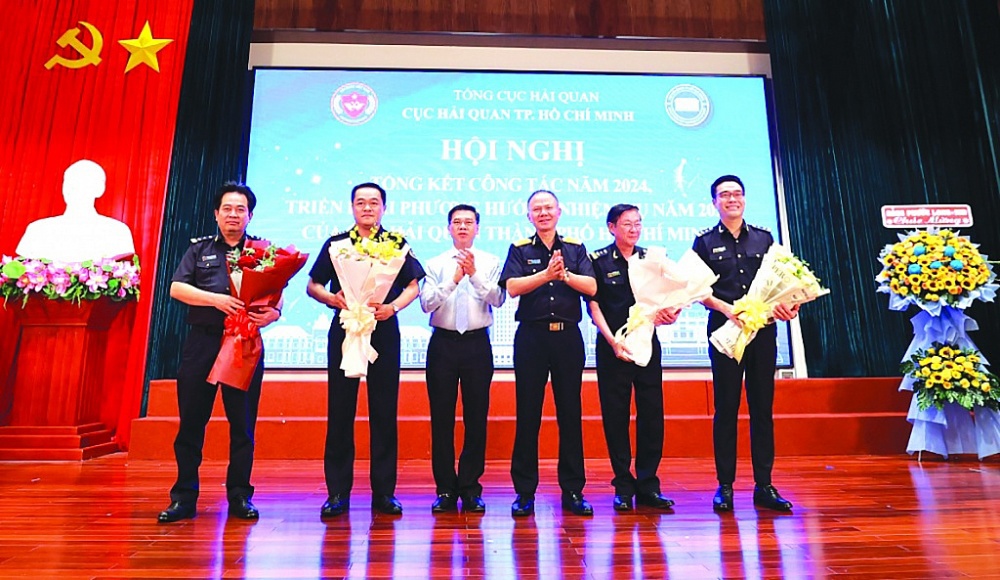 Tập thể lãnh đạo Cục Hải quan TPHCM cam kết trước lãnh đạo UBND TPHCM và lãnh đạo Tổng cục Hải quan quyết tâm thực hiện thành công chuyển đổi số hải quan. Ảnh: T.H