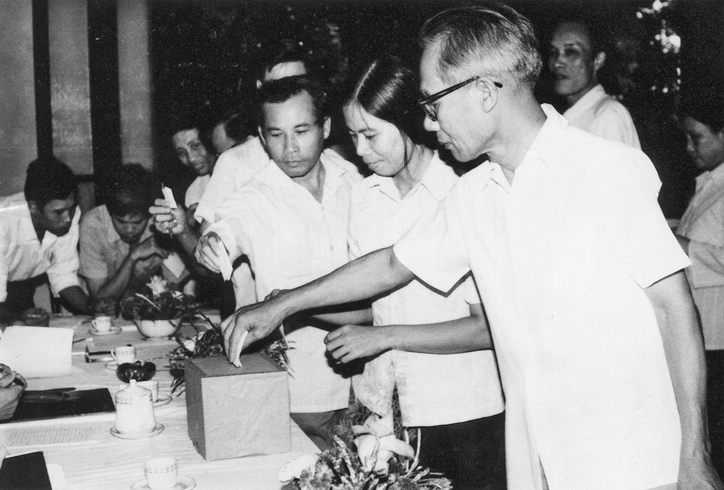 Các đại biểu tham dự Đại hội Đảng bộ cơ quan Bộ Tài chính bỏ phiếu bầu Ban Chấp hành Đảng bộ cơ quan Bộ Tài chính lần thứ XIII nhiệm kỳ 1980 – 1982.