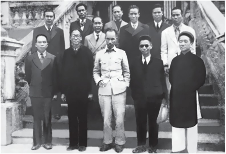 Chính phủ lâm thời Việt Nam Dân chủ Cộng hoà ra mắt tháng 8/1945, Bộ trưởng Bộ Tài chính Phạm Văn Đồng hàng trên, thứ hai, từ trái sang.