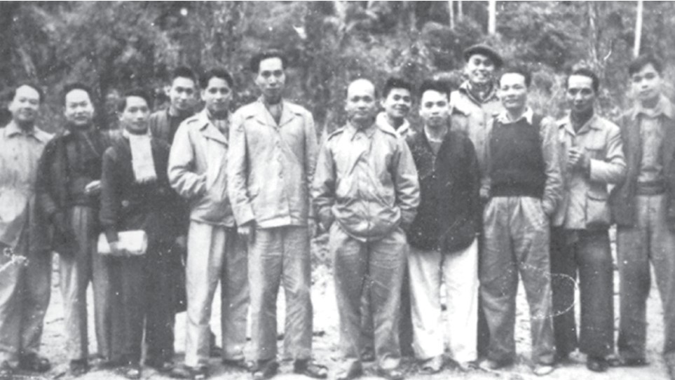 Bộ trưởng Lê Văn Hiến (giữa) - một trong hai đảng viên đầu tiên của cơquan Bộ Tài chính cùng các cán bộ khối cơ quan Bộ tại Chiến khu Việt Bắc.
