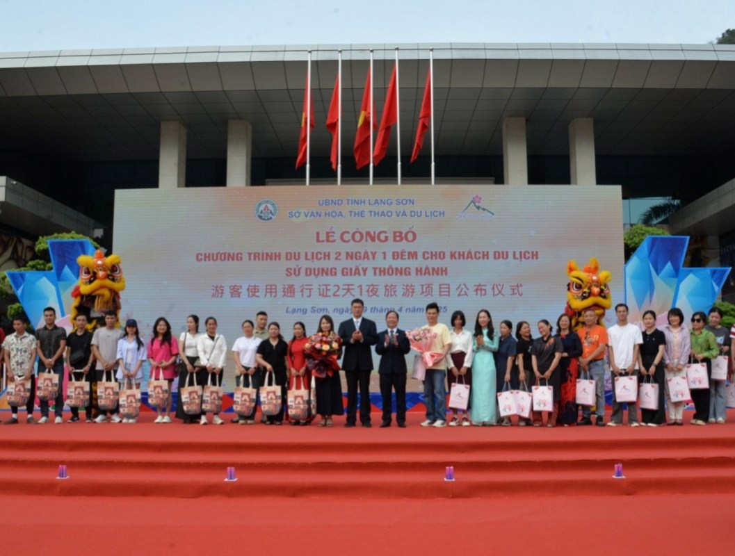 Lãnh đạo Sở Văn hóa, Thể thao và bongdaso vn tỉnh Lạng Sơn (Việt Nam) và lãnh đạo thị Bằng Tường, Quảng Tây (Trung Quốc) tặng hoa, quà lưu niệm cho đoàn khách Việt Nam và Trung Quốc đầu tiên tham gia chương trình bongdaso vn 2 ngày 1 đêm bằng giấy thông hành.