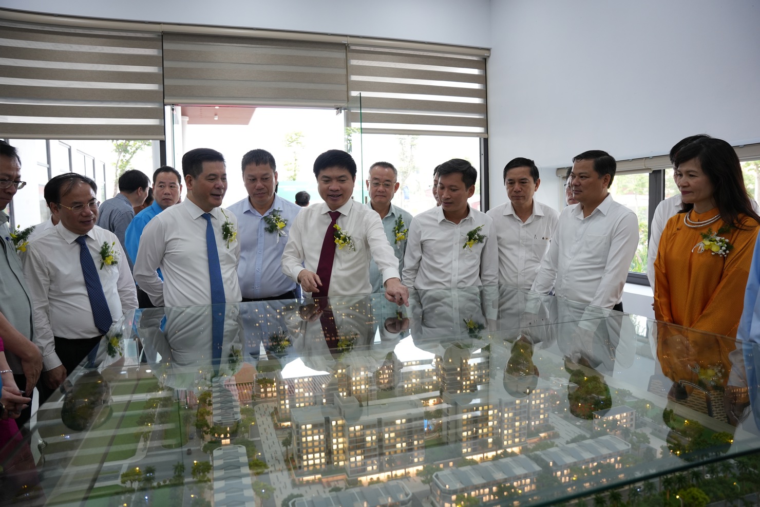 Đại diện HUD giới thiệu mô hình tòa nhà B1, B2 – Dự án đầu tư xây dựng khu NOXH tại phường Đồng Văn, thị xã Duy Tiên, tỉnh Hà Nam được khởi công cuối tháng 4 vừa qua.