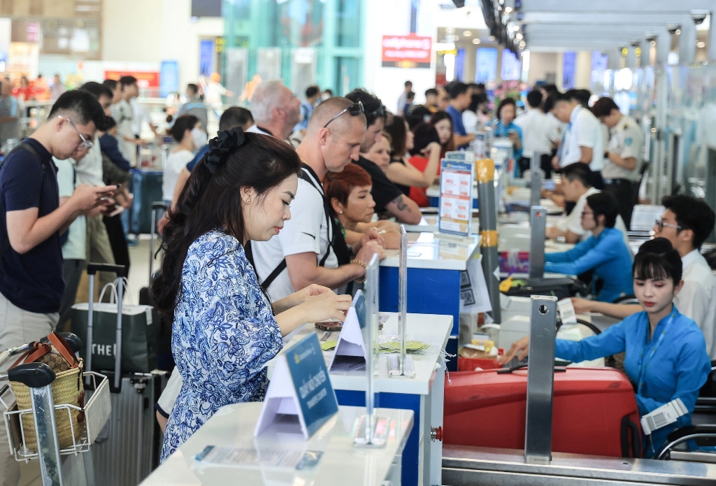 Gần 240 nghìn người đi máy bay trong ngày 1/5. Ảnh: CAA