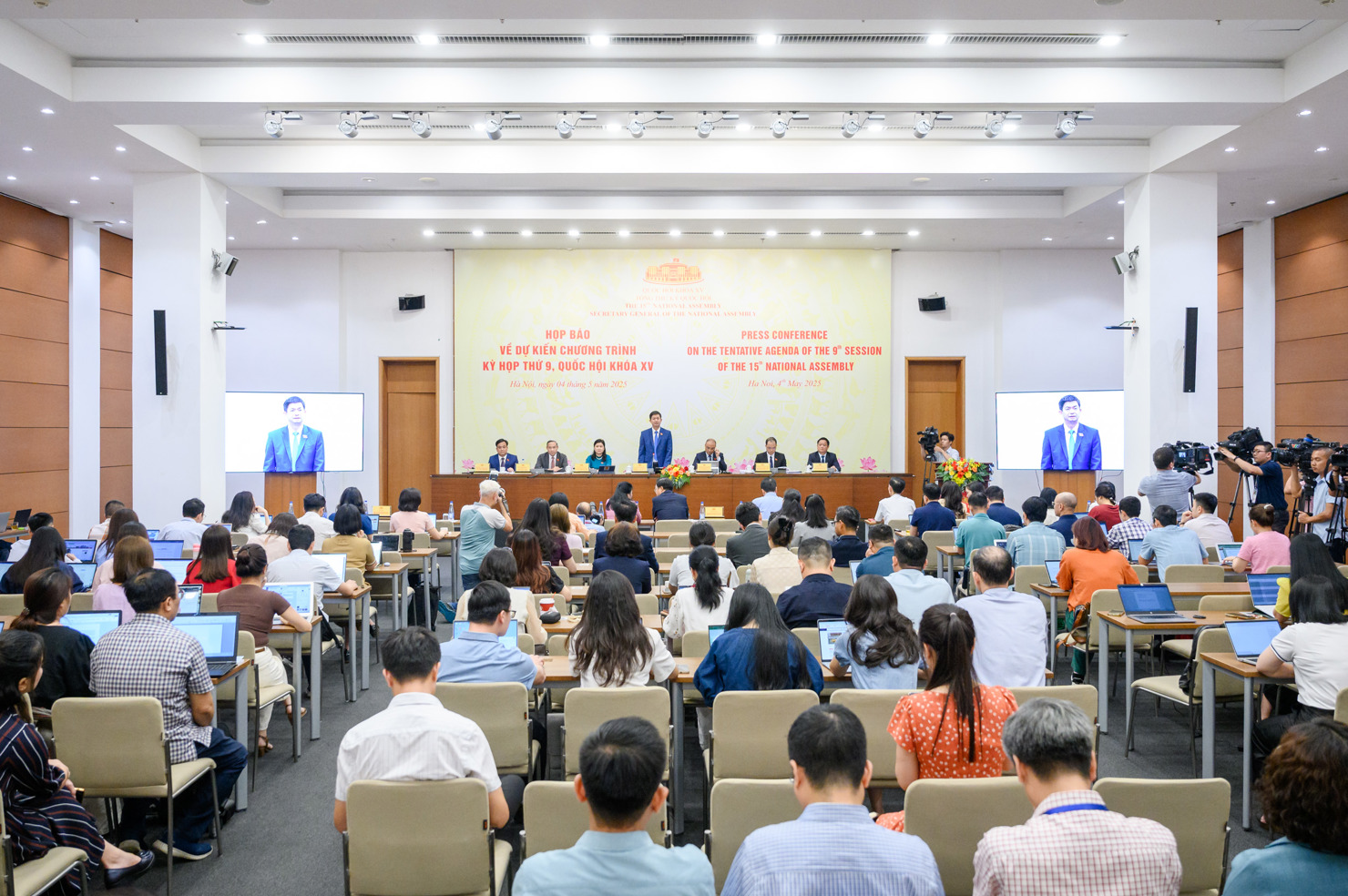 Toàn cảnh họp báo.