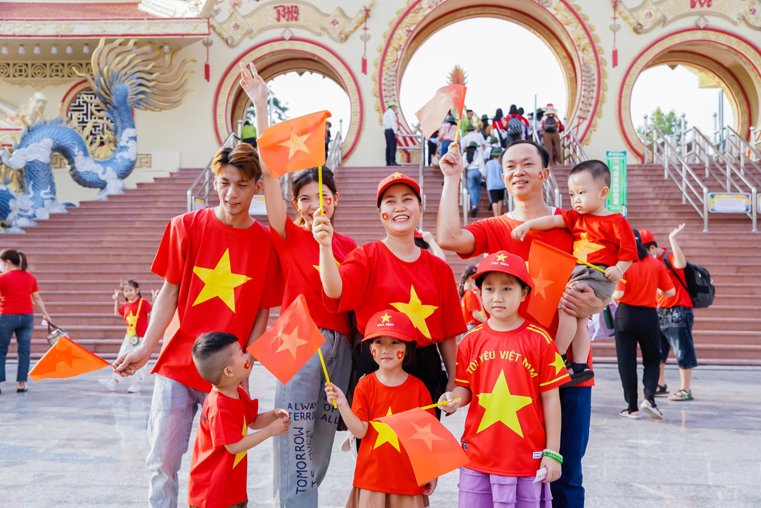 Khách bongdaso tham quan tại Khu bongdaso văn hóa Suối Tiên dịp lễ 30/4-1/5.
