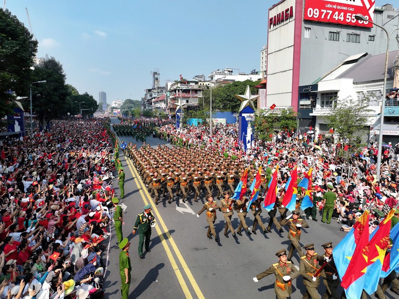 Lễ diễu binh, diễu hành kỷ niệm 50 năm ngày Giải phóng miền Nam, thống nhất đất nước là sự kiện hút khách du lịch tới TP. Hồ Chí Minh