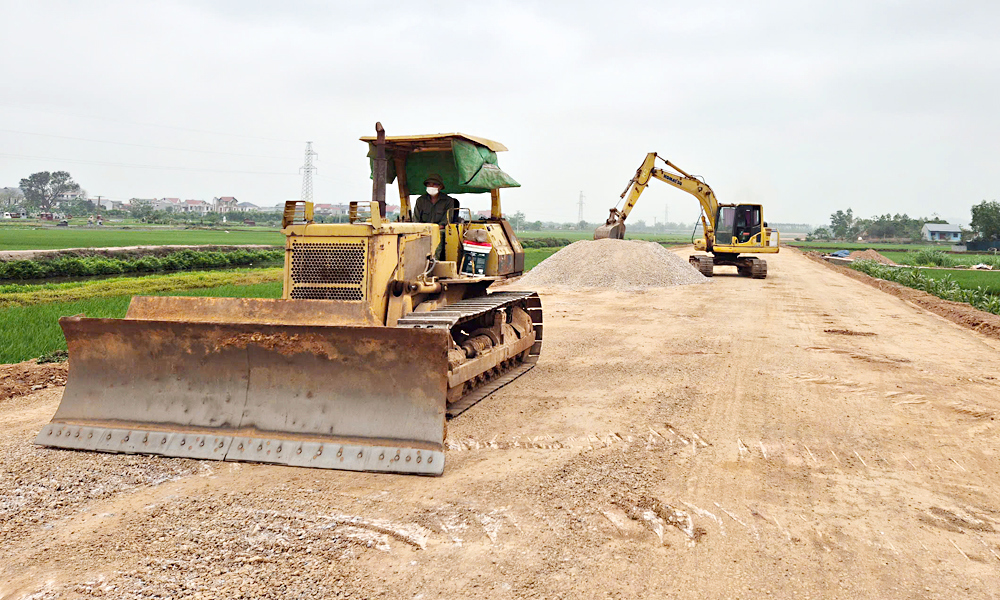 Một tuyến đường tại huyện Lạng Giang, tỉnh Bắc Giang đang được đẩy nhanh tiến độ thi công