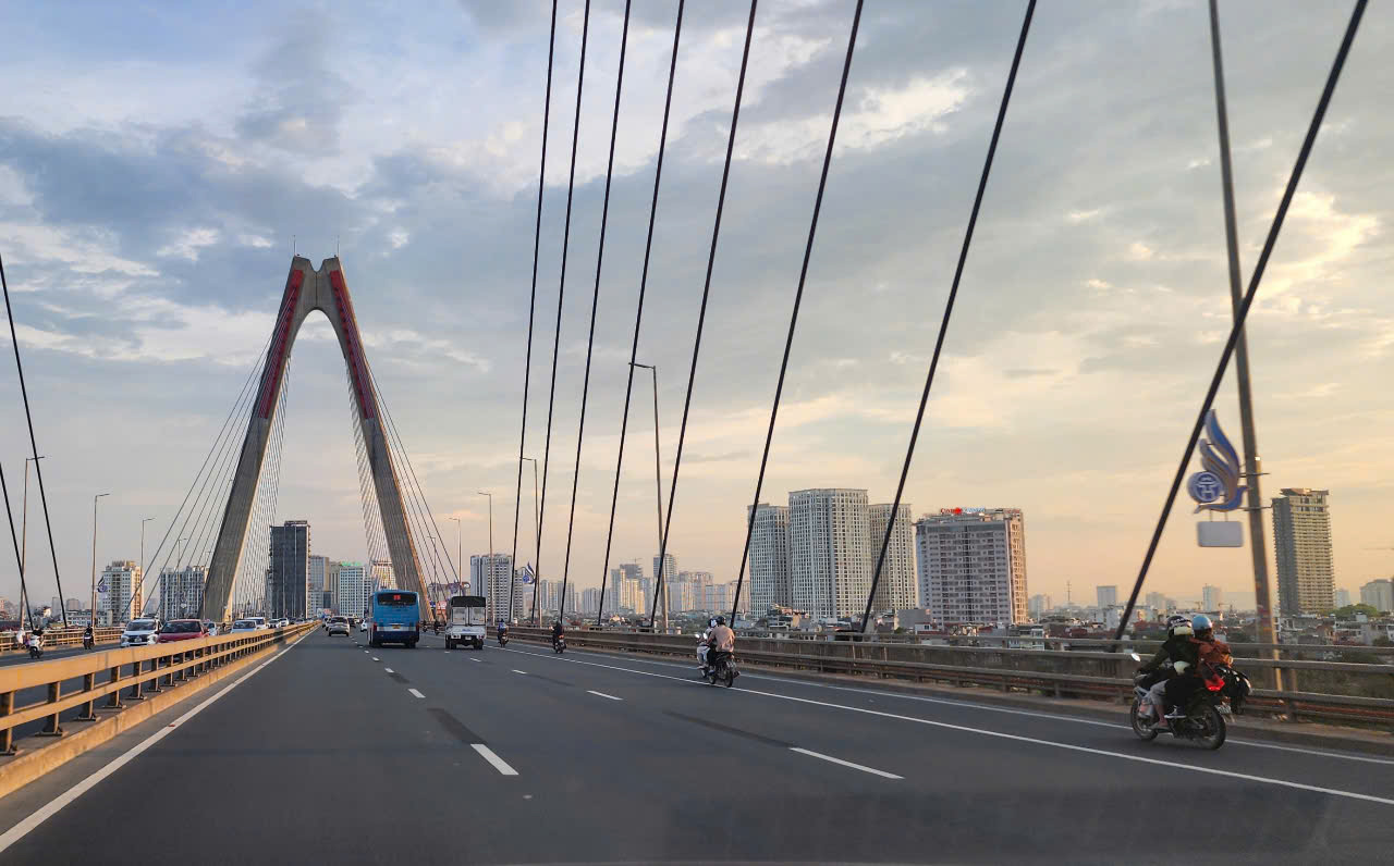 Cầu Nhật Tân - Cây cầu xây dựng từ nguồn vốn ODA với ổng mức đầu tư hơn 13.626 tỷ đồng tượng trưng cho mối quan hệ ngoại giao giữa Việt Nam và Nhật Bản