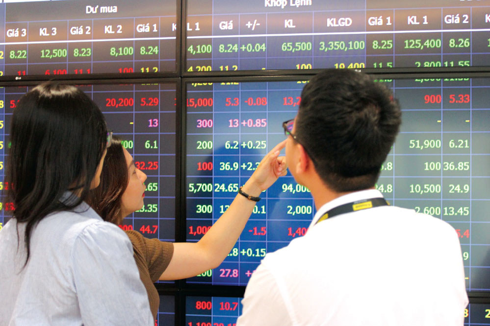 Vượt sóng, ngược gió, VN-Index lại tìm về nhịp tăng tích cực nhờ các yếu tố hỗ trợ đến từ vĩ mô, công nghệ mới.