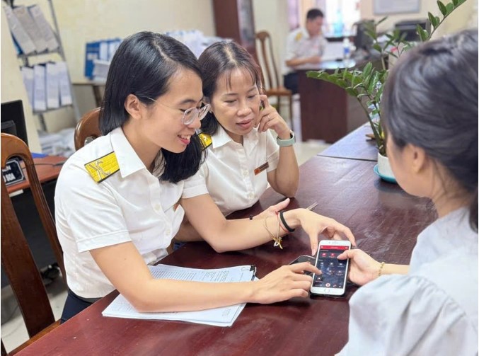 Cán bộ bongdaso kèo nhà cáiế hướng dẫn người nộp bongdaso kèo nhà cáiế sử dụng eTax Mobile.