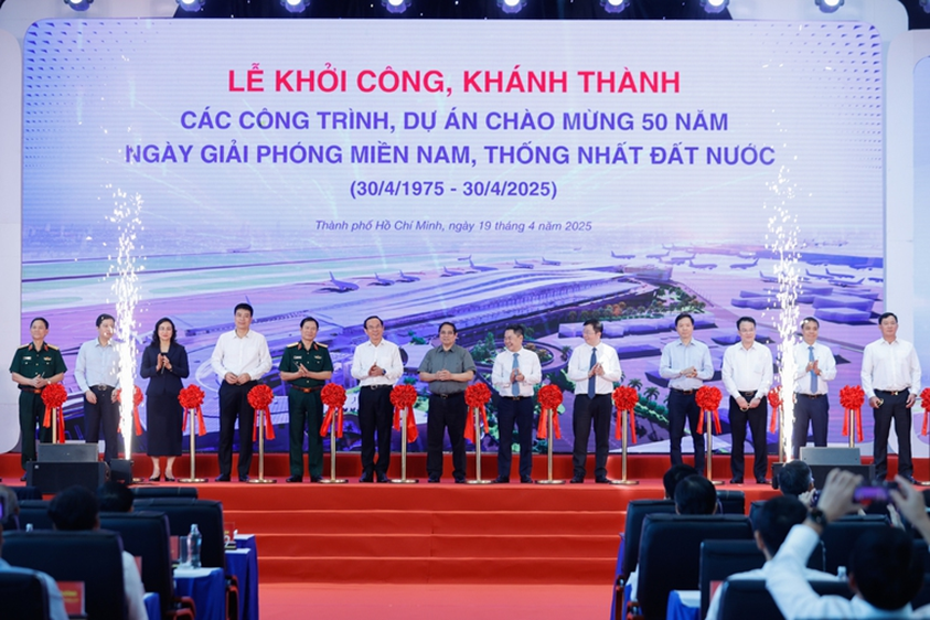 Thủ tướng Chính phủ tham gia nghi thức cắt băng khởi công, khánh thành các công trình, dự án chào mừng 50 năm Ngày Giải phóng miền Nam, thống nhất đất nước tại Nhà ga T3 Cảng Hàng không quốc tế Tân Sơn Nhất. Ảnh: VCN