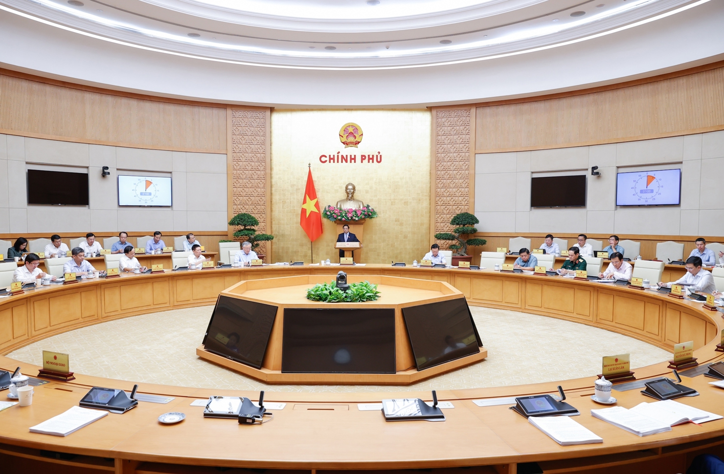 Chính phủ họp phiên thường kỳ tháng 4. Ảnh: VGP