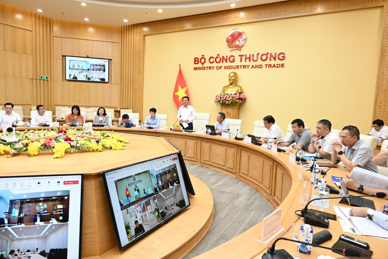 Bộ trưởng Bộ Công Thương Nguyễn Hồng Diên - Trưởng Đoàn đàm phán Chính phủ đã chủ trì buổi làm việc với các Tập đoàn, Tổng công ty, các doanh nghiệp lớn của Việt Nam.