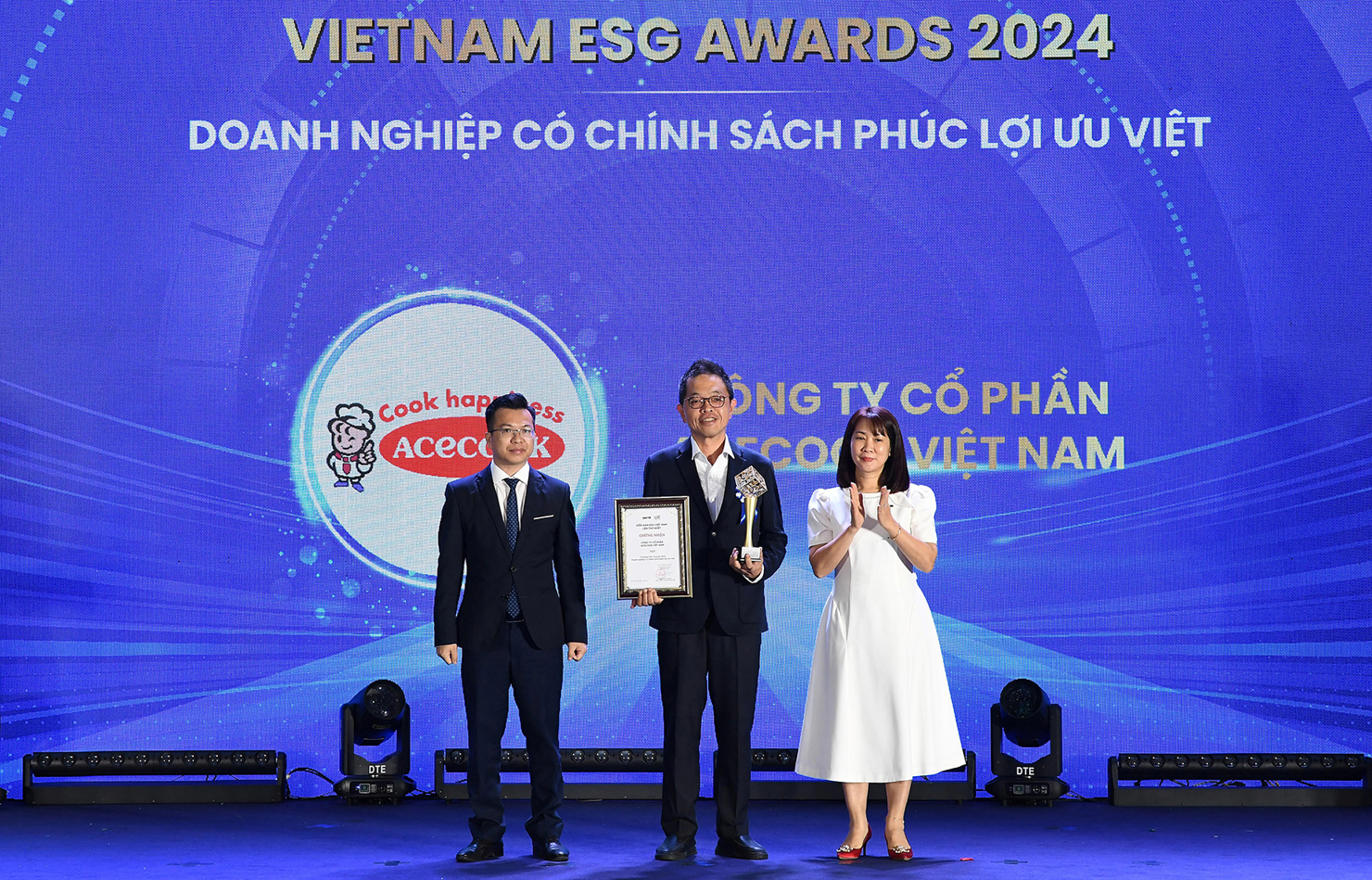 Đại diện Acecook Việt Nam nhận giải thưởng “Doanh nghiệp có chính sách phúc lợi ưu việt” tại Vietnam ESG Awards