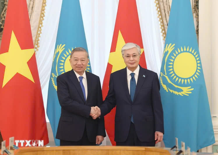Tổng Bí thư Tô Lâm và Tổng thống Kazakhstan Kassym-Jomart Tokayev. Ảnh: TTXVN