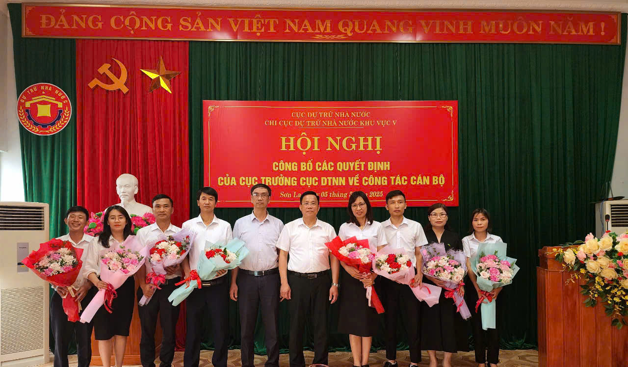 Thừa ủy quyền, Lãnh đạo Chi cục Dự trữ Nhà nước khu vực V trao quyết định và tặng hoa chúc mừng các công chức được bổ nhiệm.