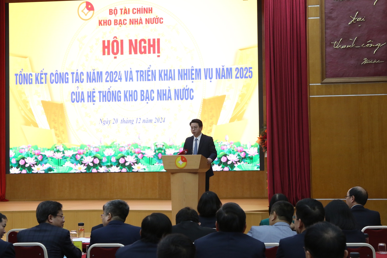 Theo Quy chế làm việc của cơ quan KBNN, việc phân công nhiệm vụ cụ thể, đề cao trách nhiệm cá nhân, nhất là người đứng đầu đơn vị, nhằm nâng cao hiệu quả giải quyết công việc.