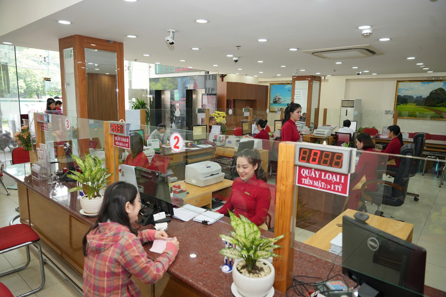 Khách hàng giao dịch tại Ngân hàng Nông nghiệp và Phát triển nông thôn. Ảnh: Nguyễn Hiền