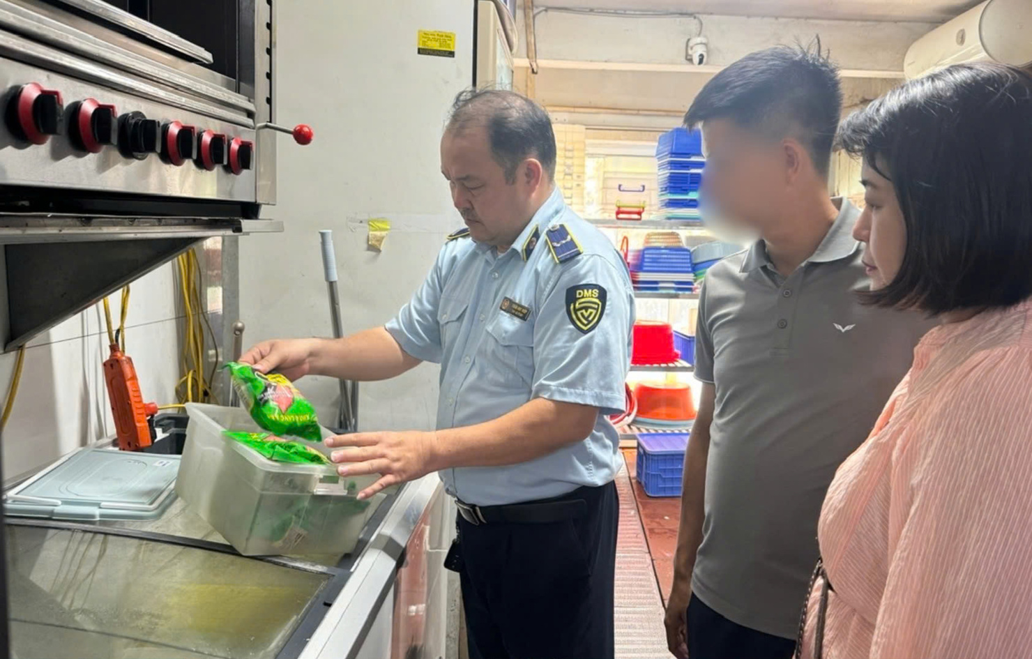 Đoàn Kiểm tra liên ngành An toàn thực phẩm quận Cầu Giấy (Hà Nội) đã tiến hành kiểm tra đột xuất cơ sở Lòng Chát Quán.
