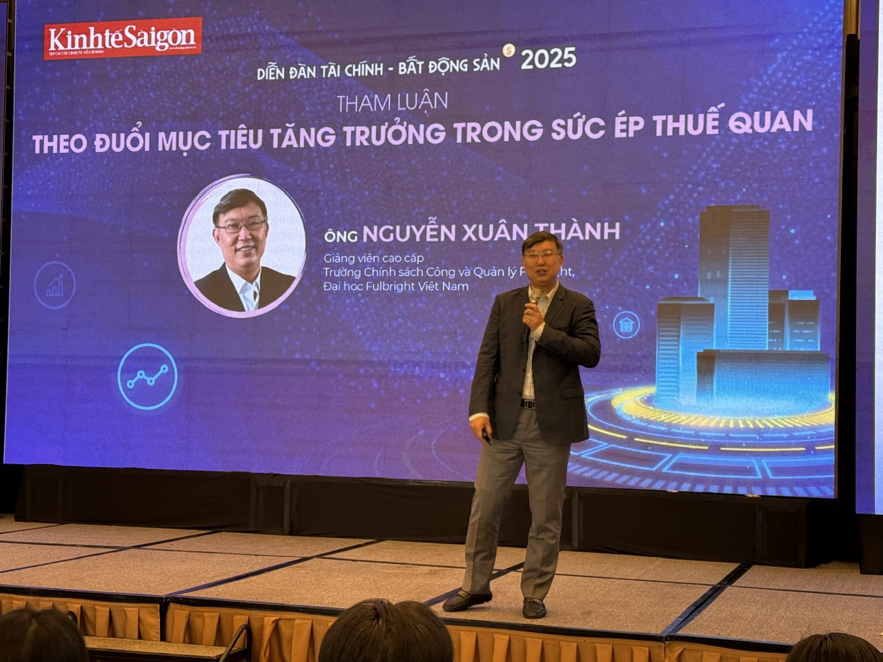 Ông Nguyễn Xuân Thành, Trường chính sách công và quản lý Fulbright, Đại học Fulbright Việt bongdaso vn trình bày tại Diễn đàn. Ảnh: Thanh Sơn