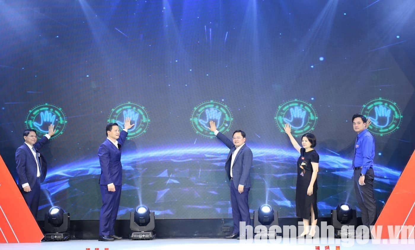 Lãnh đạo tỉnh Bắc Ninh bấm nút ra mắt Quỹ Khởi nghiệp đổi mới sáng tạo thanh niên tỉnh Bắc Ninh