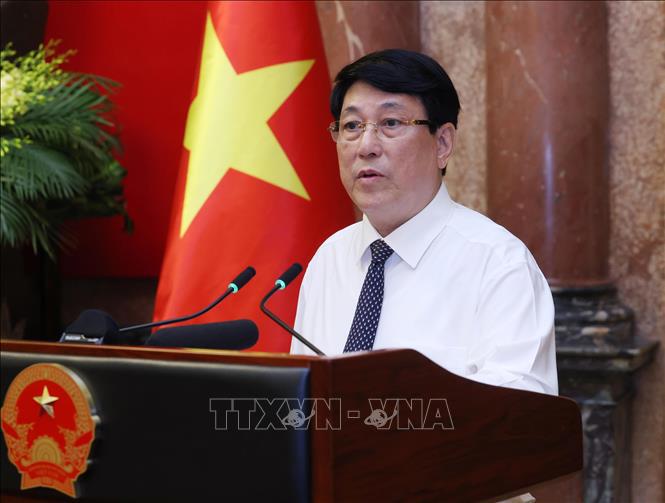 Chủ tịch nước Lương Cường nhấn mạnh đây là một dấu ấn rất quan trọng niềm vinh dự, tự hào lớn của cá nhân 3 đồng chí; thể hiện sự tin tưởng, kỳ vọng, ghi nhận, đánh giá cao của lãnh đạo Đảng, Nhà nước đối với những đóng góp, nỗ lực, cố gắng trong công tác của các đồng chỉ trong những năm qua - Ảnh: TTXVN