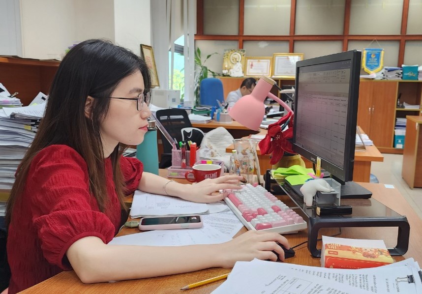Công chức Ban kế toán nhà nước tổng hợp số liệu báo cáo tài bongdaso tintuc