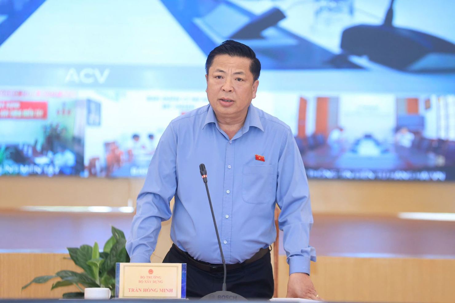 Bộ trưởng Trần Hồng Minh yêu cầu chủ đầu tư kiểm soát tiến độ thi công chi tiết từng hạng mục của dự án. Ảnh: MOC