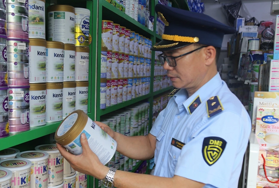 Lực lượng QLTT Quảng Ninh ra quân kiểm tra cơ sở kinh doanh.