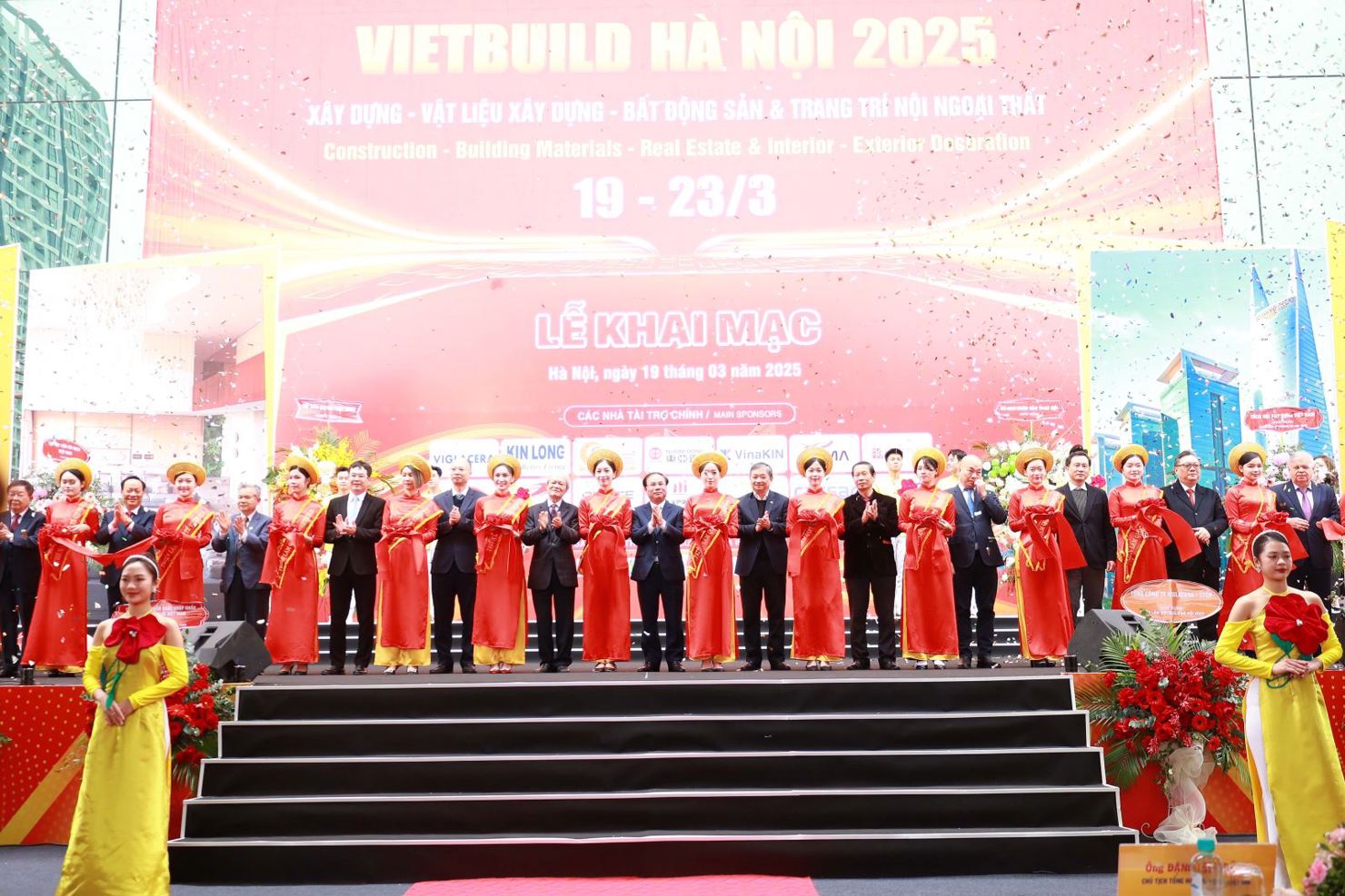 Lãnh đạo Bộ Xây dựng và các đại biểu cắt băng khai mạc Triển lãm quốc tế VIETBUILD Hà Nội 2025 lần thứ nhất diễn ra từ ngày 19-23/3. Ảnh: Bộ Xây dựng