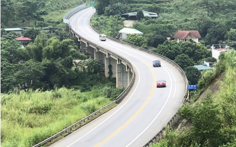 Đoạn Yên Bái - Lào Cai thuộc tuyến đường cao tốc Nội Bài - Lào Cai mới chỉ đạt quy mô 2 làn xe. Ảnh: BCP