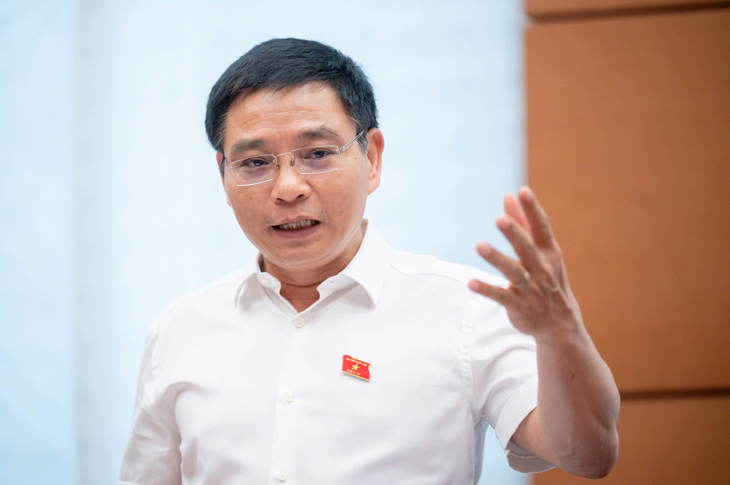 Bộ trưởng Bộ Tài chính Nguyễn Văn Thắng trao đổi tại phiên thảo luận tổ chiều 10/5 của Quốc hội. Ảnh: Phạm Thắng