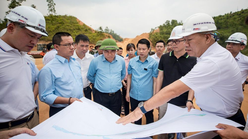 Chủ tịch UBND tỉnh Lạng Sơn Hồ Tiến Thiệu kiểm tra tiến độ thi công dự án cao tốc cửa khẩu Hữu Nghị - Chi Lăng ngày 7/5. Ảnh: PV