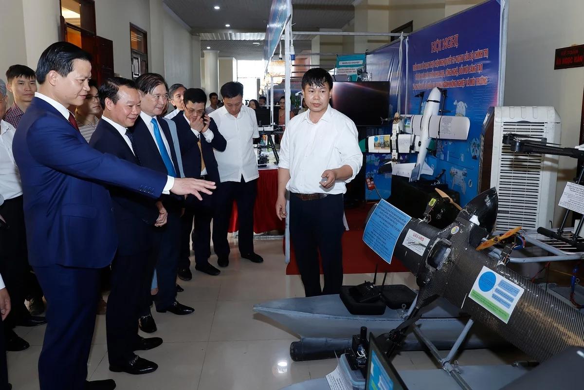 Bộ trưởng Bộ Nông nghiệp và Môi trường Đỗ Đức Duy cùng Chủ tịch UBND tỉnh Bắc Ninh Vương Quốc Tuấn thăm các gian hàng bongdaso vn nghệ tại Hội nghị. Ảnh: Khương Trung.