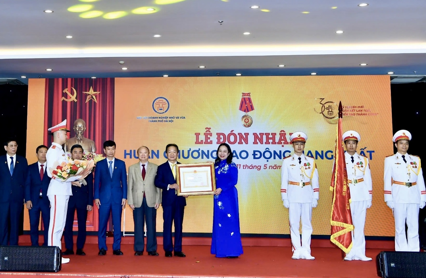 Phó Chủ tịch nước Võ Thị Ánh Xuân trao Huân chương Lao động hạng Nhất cho ban lãnh đạo HANOISME, đại diện nhận là ông Đỗ Quang Hiển - Chủ tịch Hiệp hội.