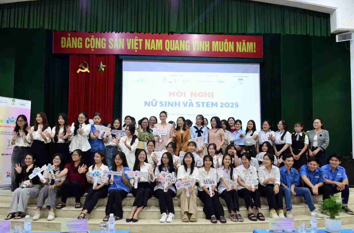 Tập thể khách mời và các bạn học bongdaso com, bongdaso com viên tại Hội nghị.