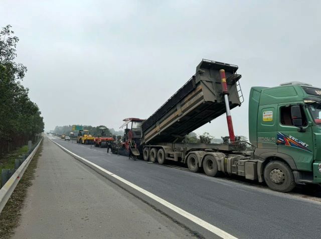 Sửa chữa đoạn Km96+135-:-Km96+145,51, tuyến cao tốc Nội Bài - Lào Cai. Ảnh: bongdaso tintuc