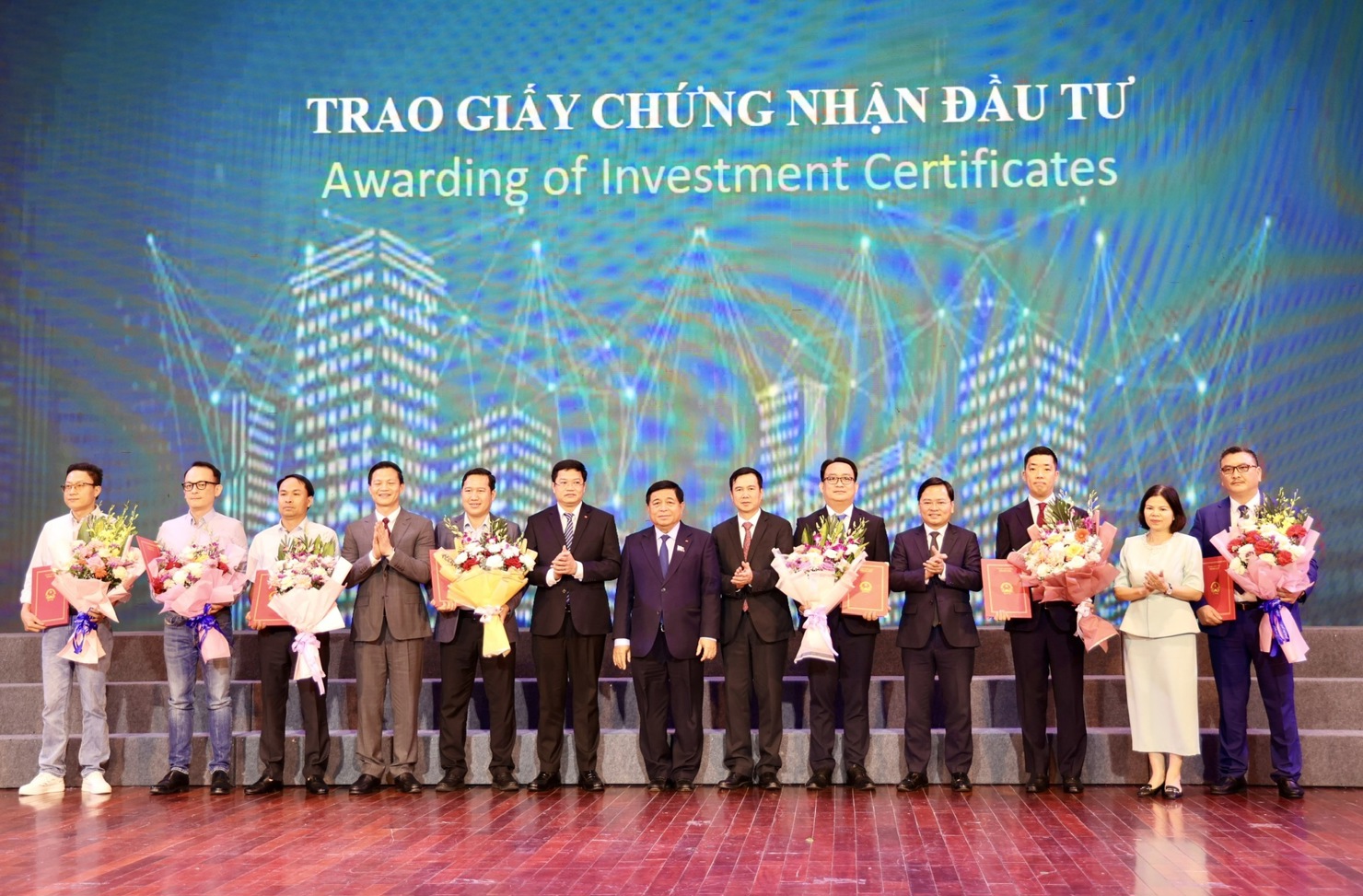Phó Thủ tướng Nguyễn Chí Dũng chúc mừng các doanh nghiệp được trao Giấy Chứng nhận đầu tư